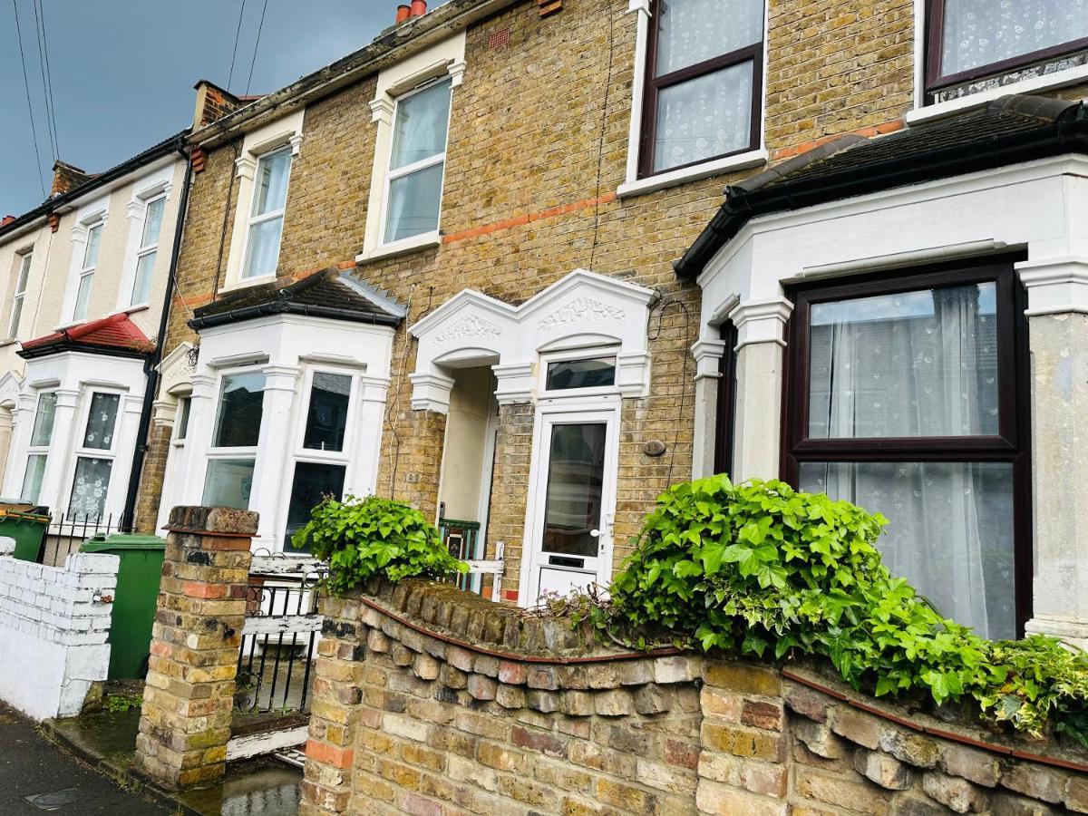 2 Bedroom Double Bed In East London Eksteriør billede
